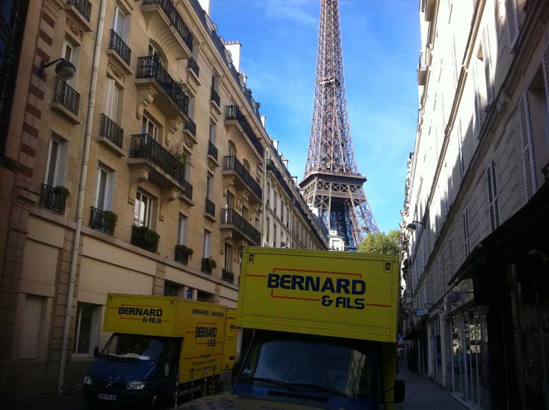 Camions de déménagements dans une rue de Paris pour une déménagement d'entreprise ou de bureau