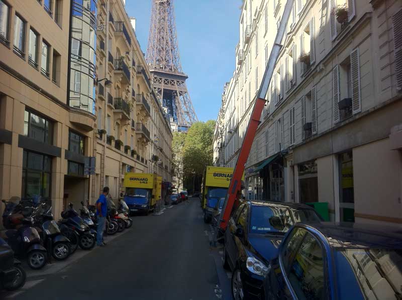 Déménagement entreprises et transferts de bureaux Val d'Oise (95) Déménagement entreprise dans une rue de Paris avec camion de l'entreprise de déménagement