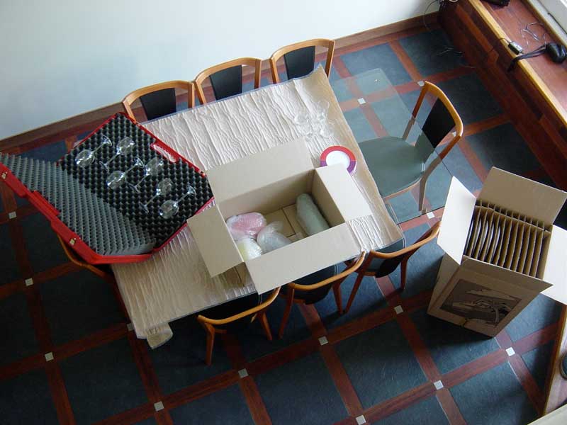 cartons d'emballage de verres et vaiselles dans une salle à manger